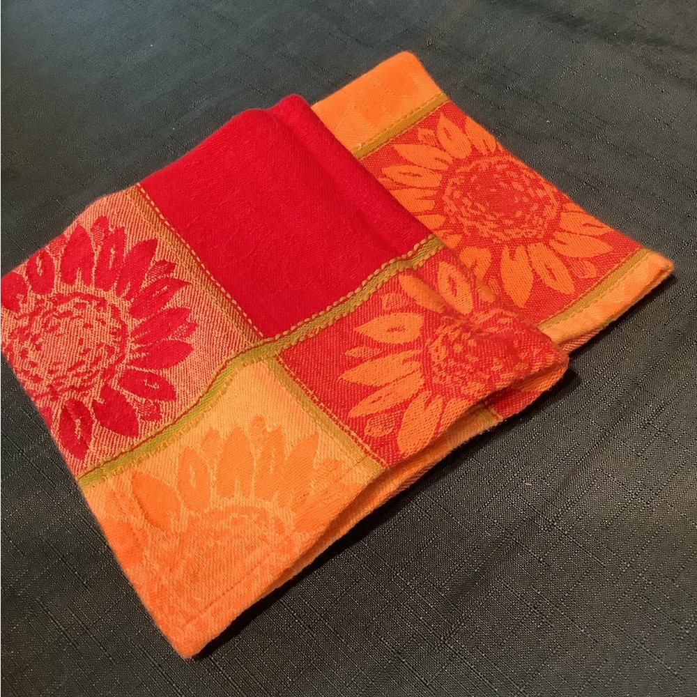 2 RED/GOLD FLOWER NAPKINS